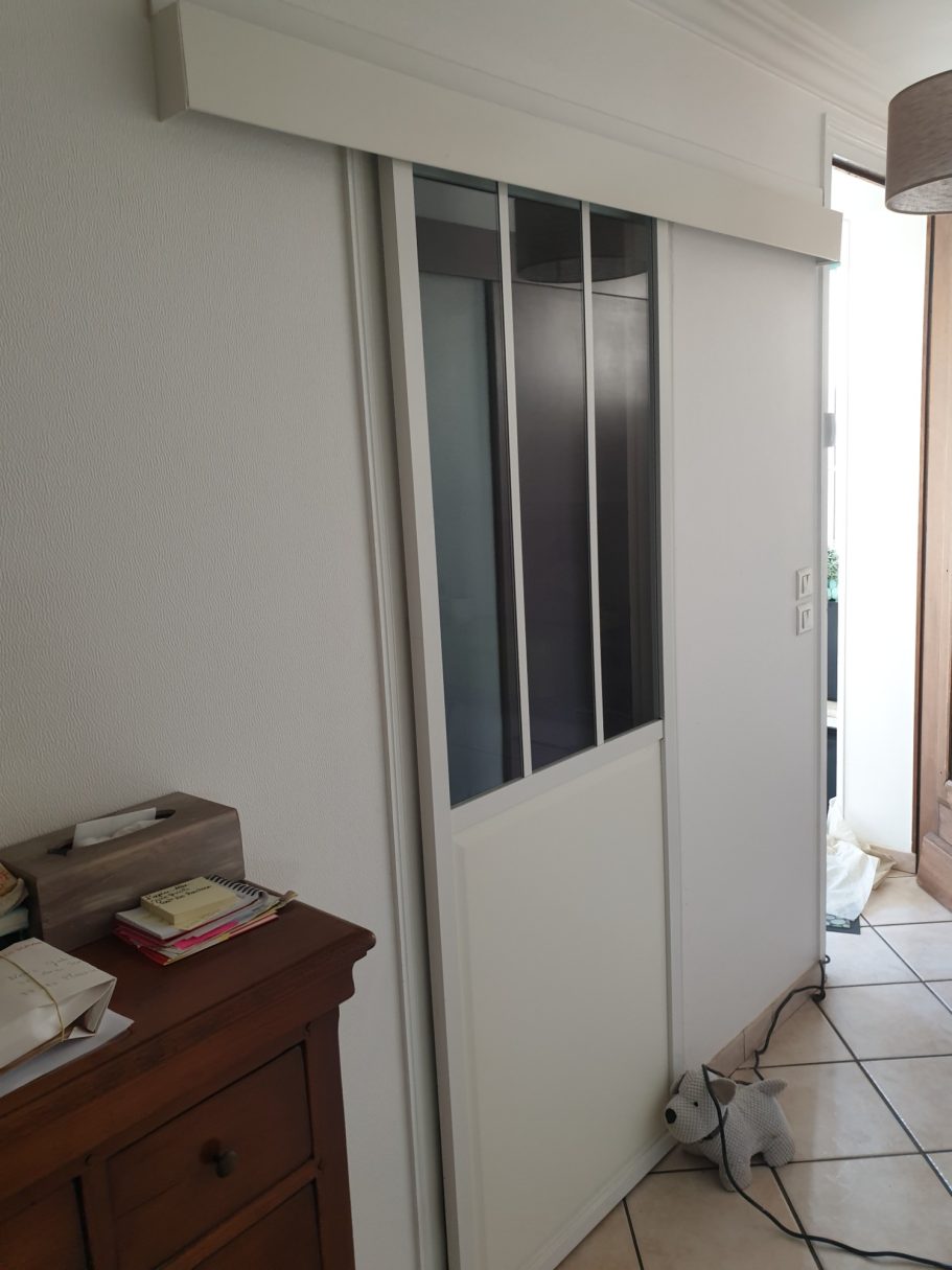 Porte coulissante style verrière blanche