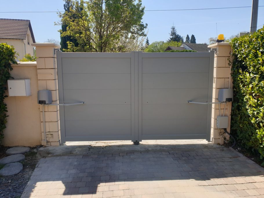 Portail alu gris avec motorisation vue intérieure