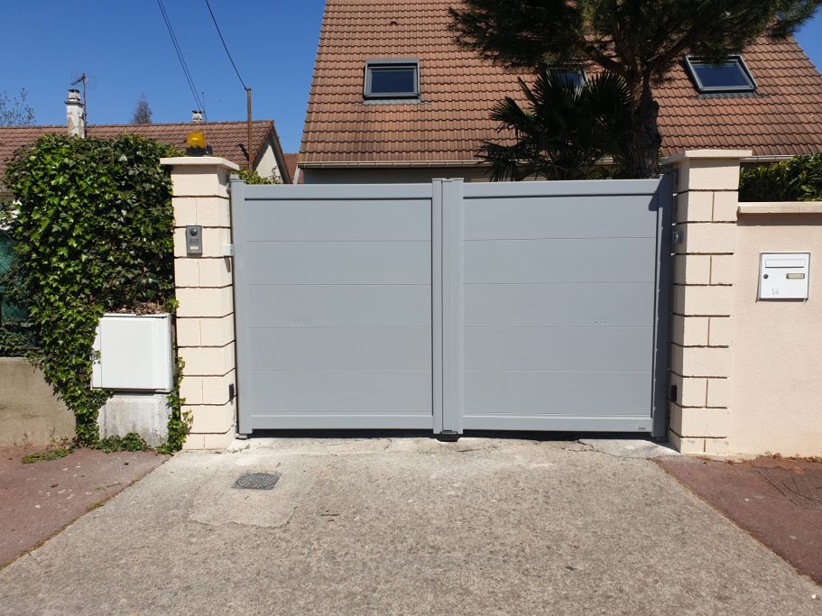 Portail alu gris avec motorisation vue extérieure
