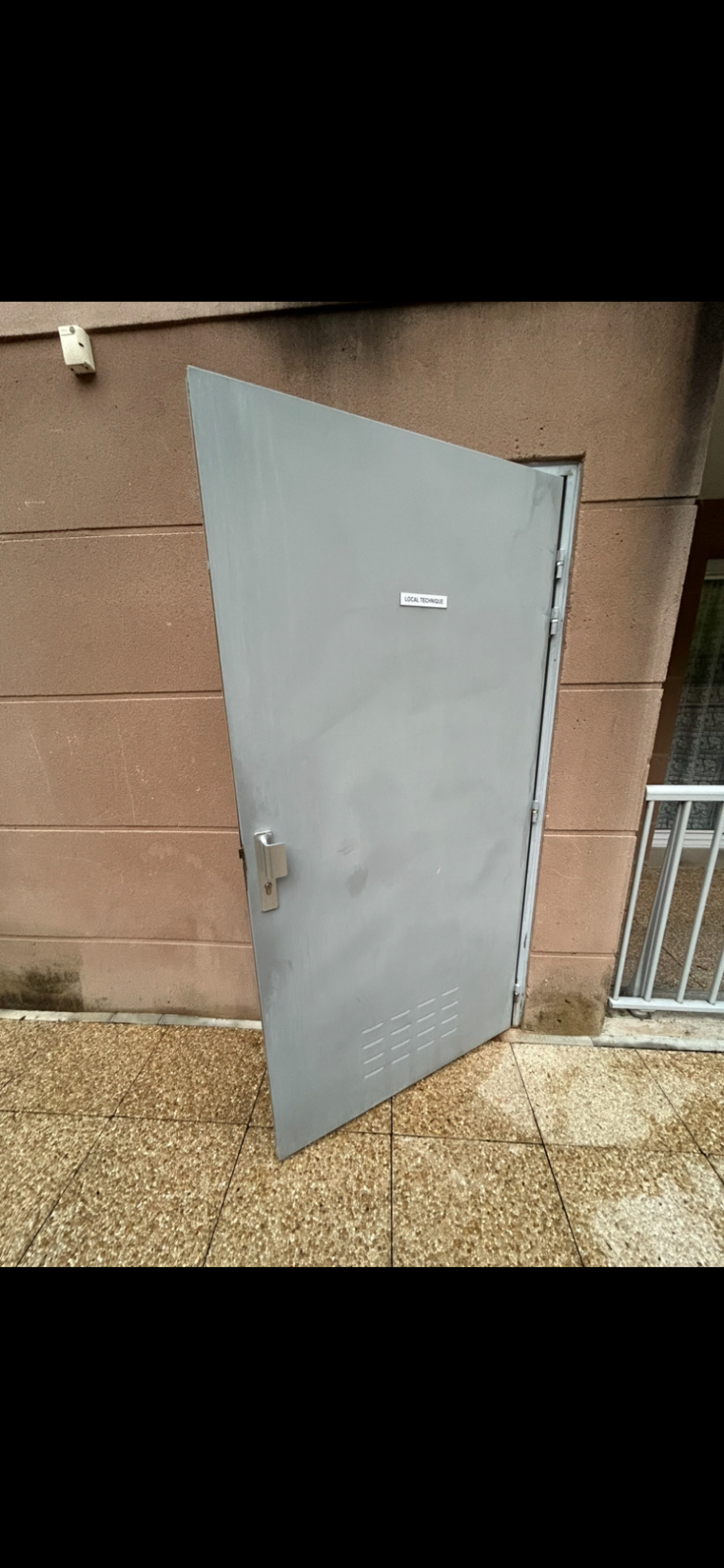 Bloc-porte local technique avant / après