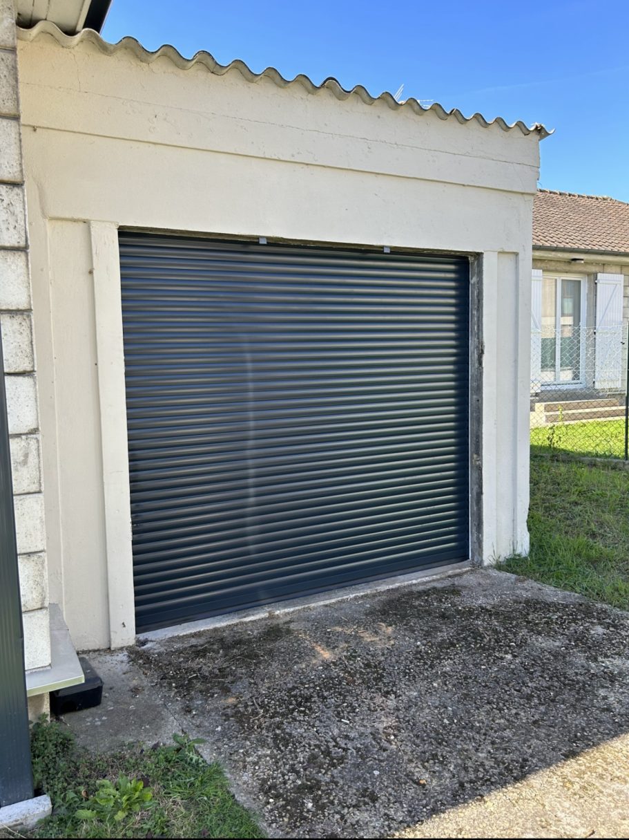 Porte de garage enroulable vue extérieure avant / après