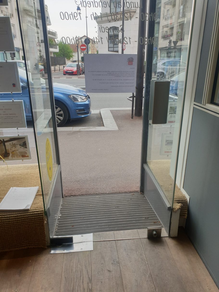 Porte d'entrée agence immobilière vue intérieure avant / après