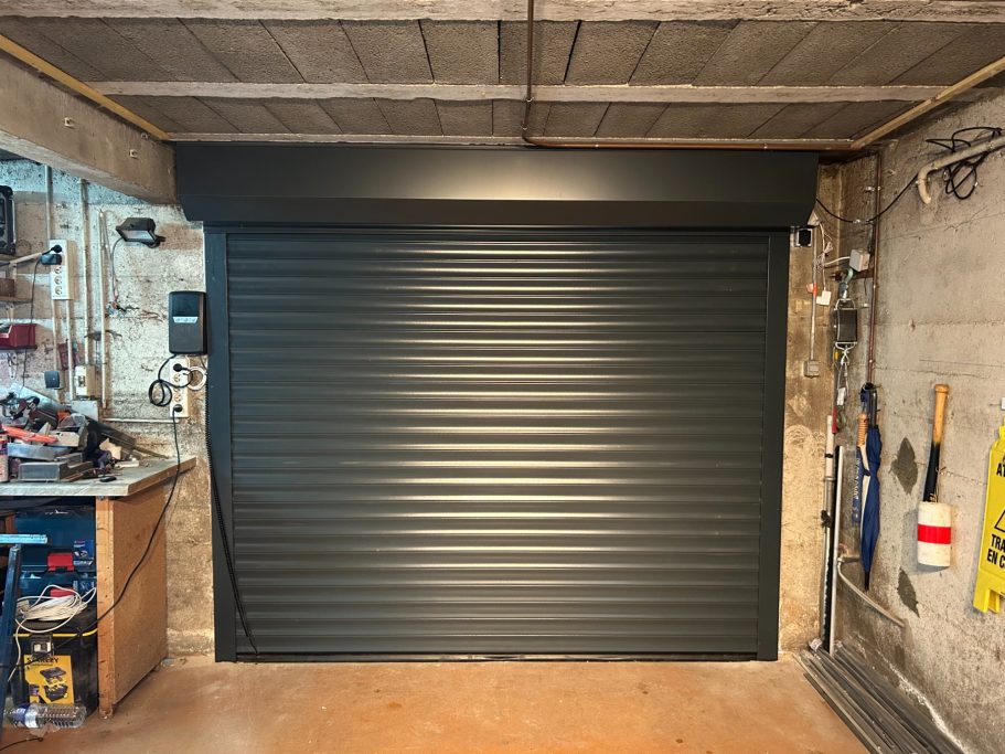 Porte de garage enroulable vue intérieure avant après