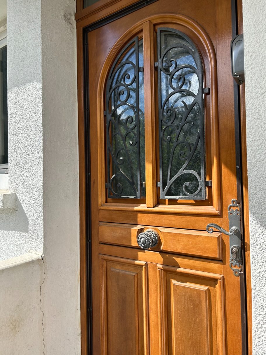 Cornières anti-pinces en L sur porte bois