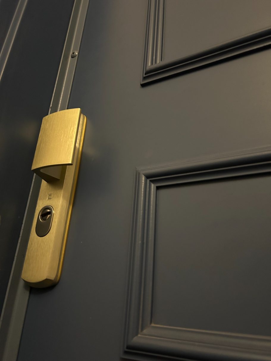 Poignée blindée et cornières anti-pinces