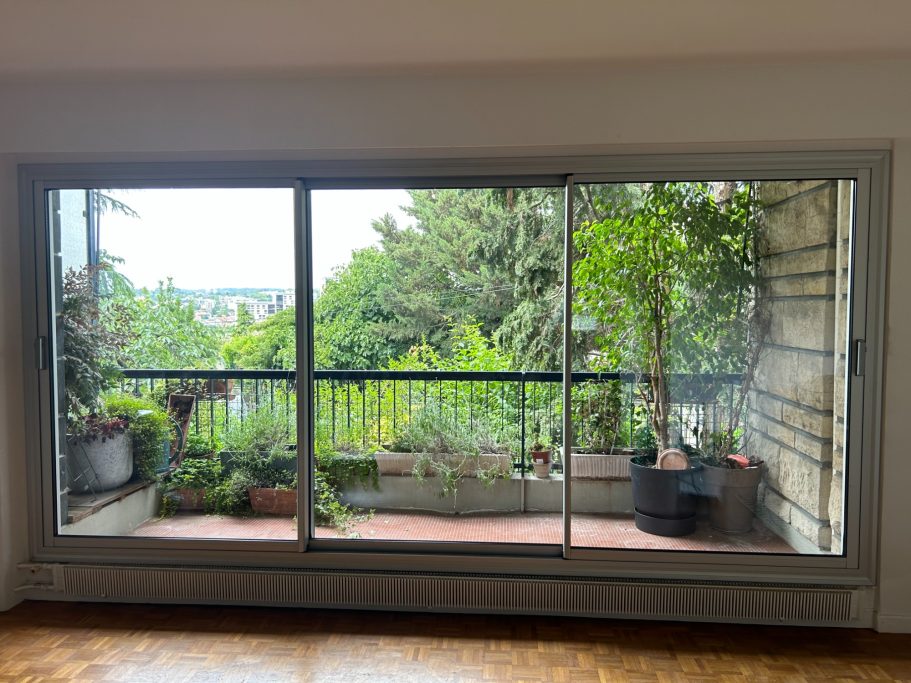 Baie vitrée alu vue intérieure