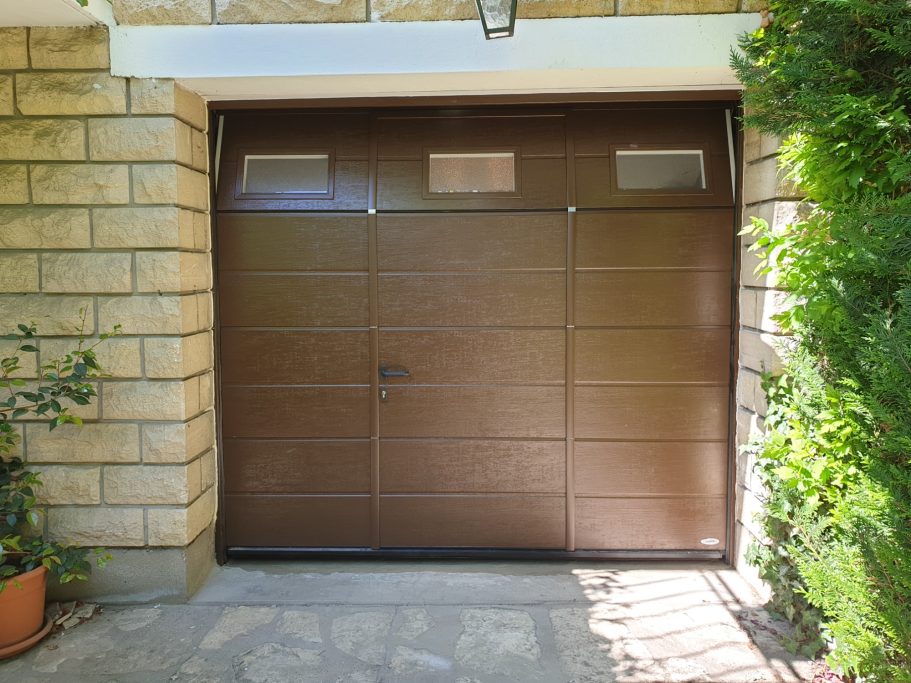 Porte de garage sectionnelle bi-coloration avec motorisation vue extérieure