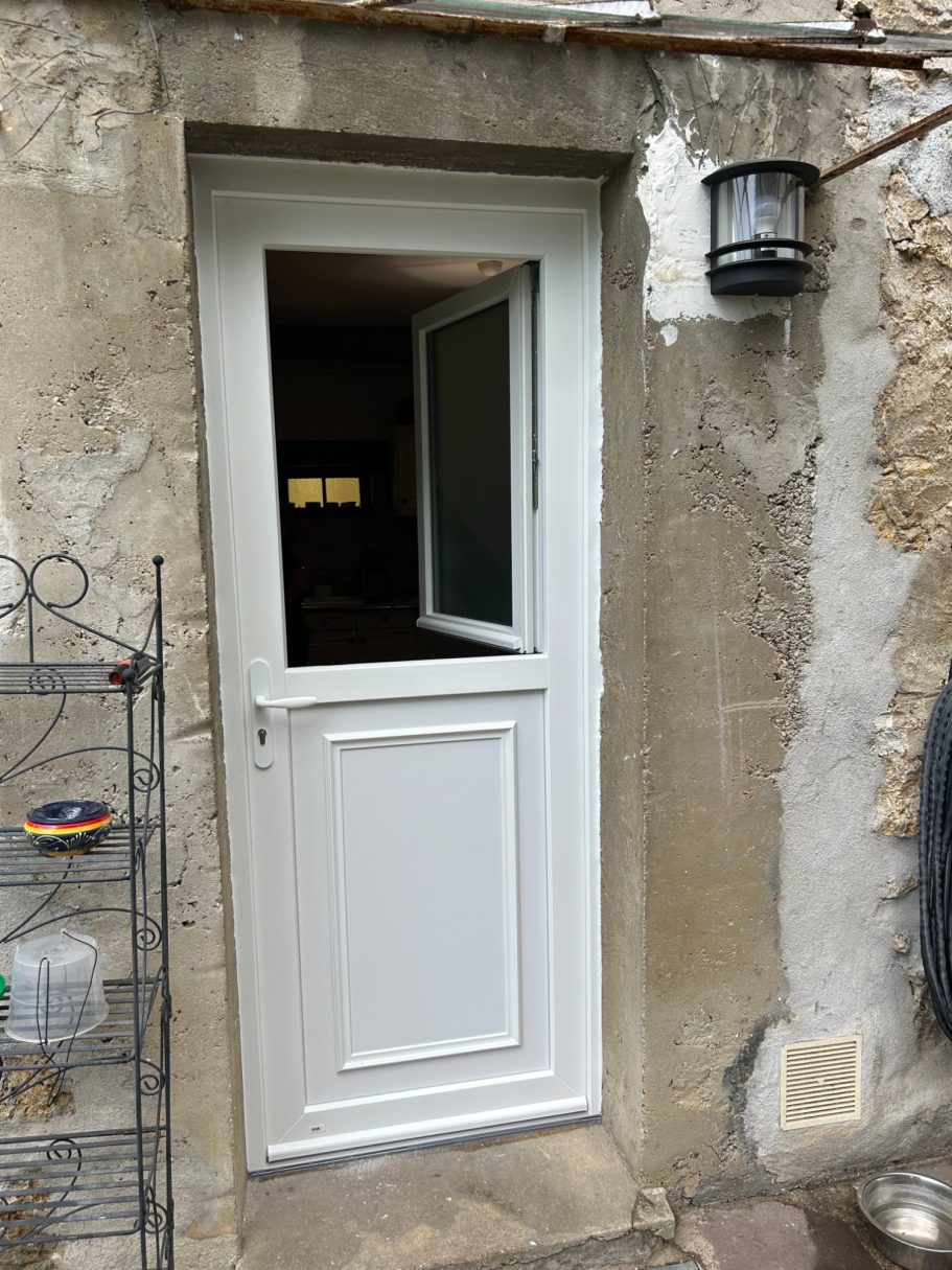 Porte d'entrée PVC avec ouvrant vue extérieure avant / après