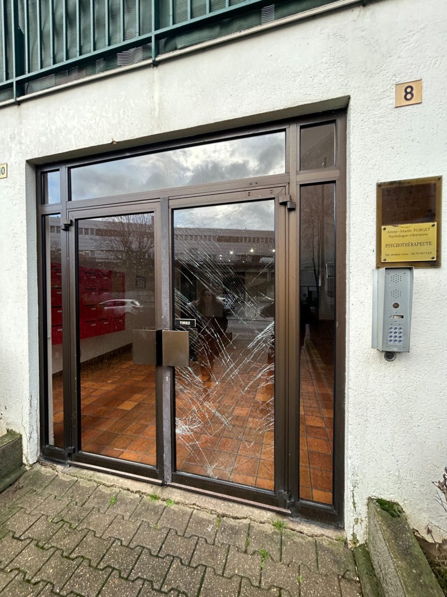 Entrée d'immeuble alu marron vue extérieure avant / après