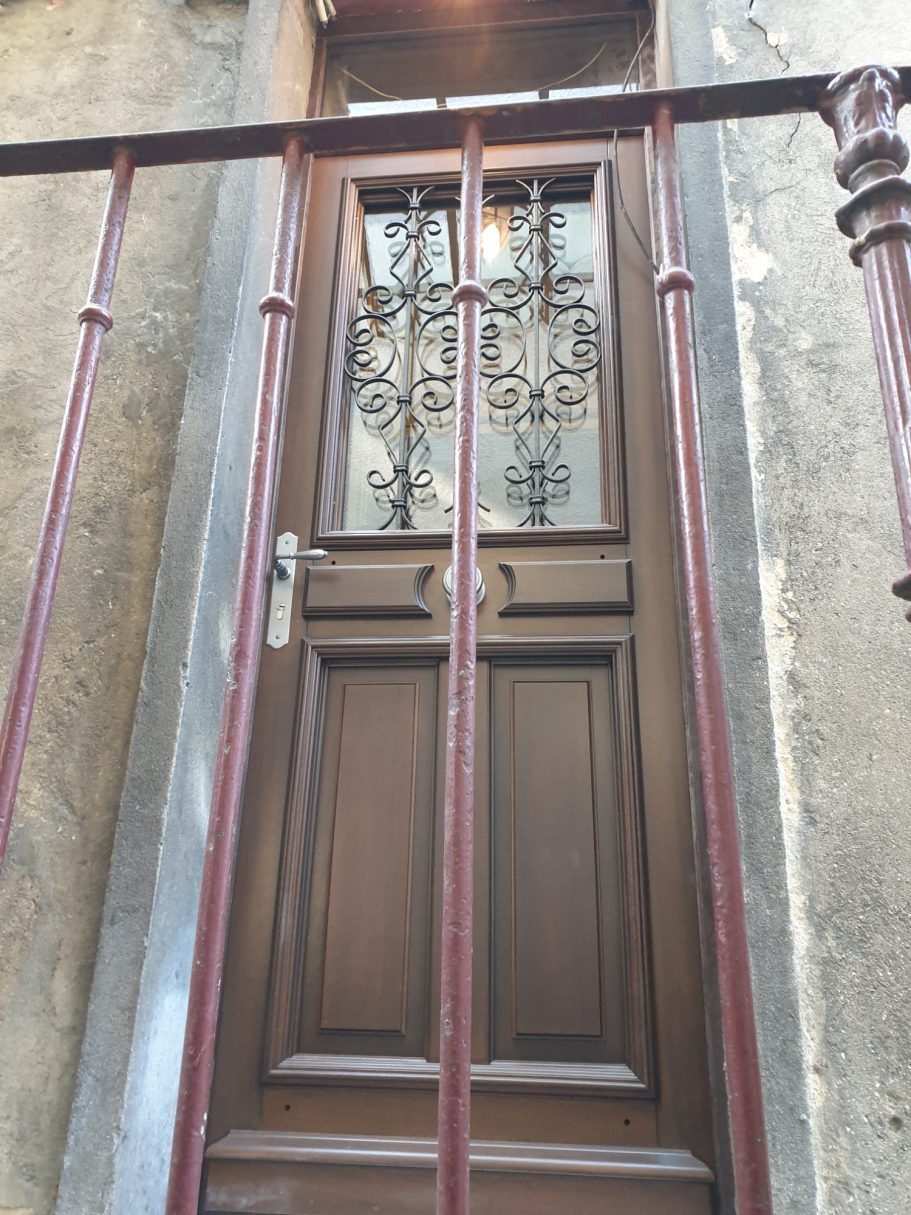 Porte bois avec ouvrant et grille de style
