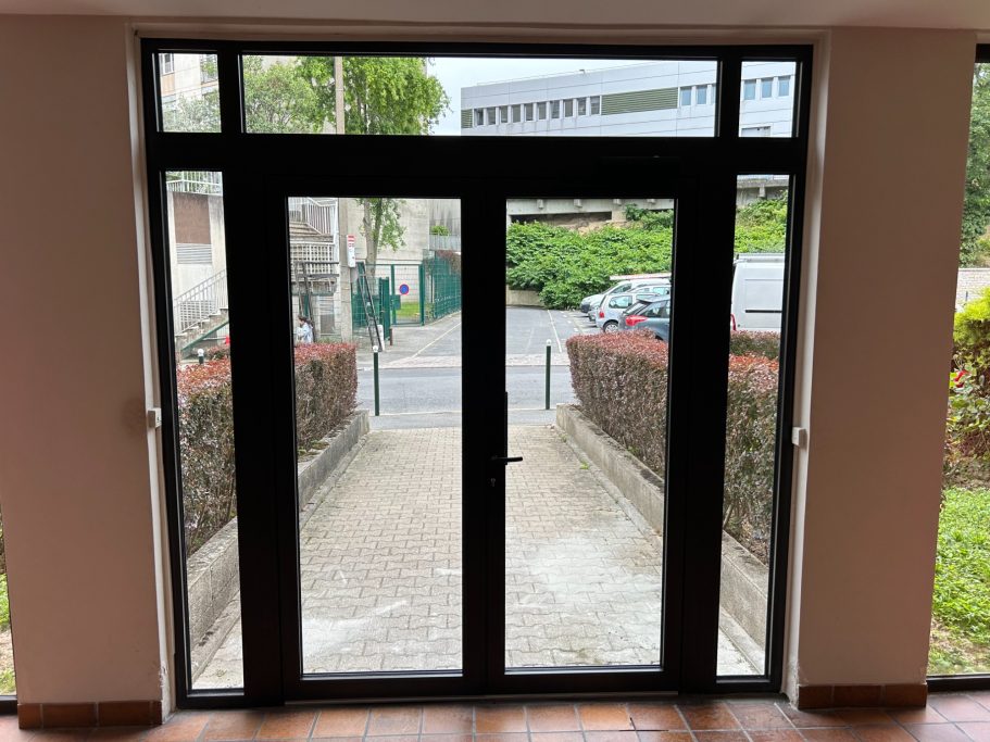 Entrée d'immeuble alu marron vue intérieure avant / après
