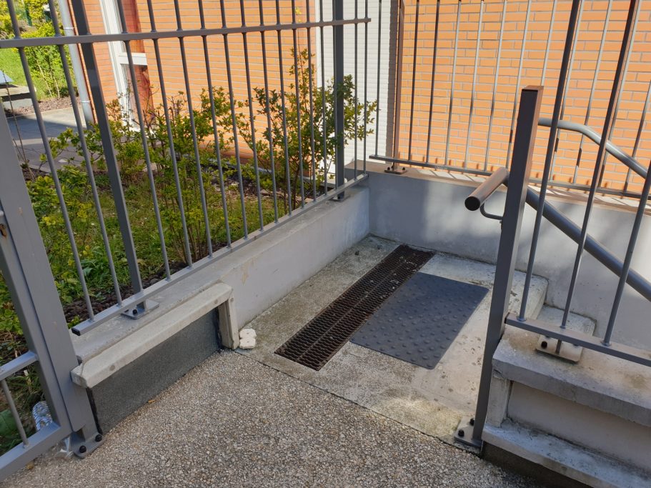 Création d'une fermeture par portillon alu avant / après