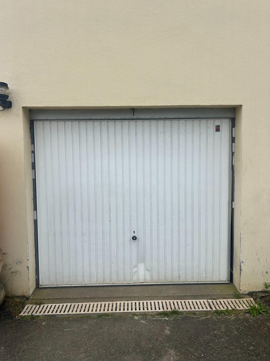 Porte de garage enroulable vue extérieure avant après