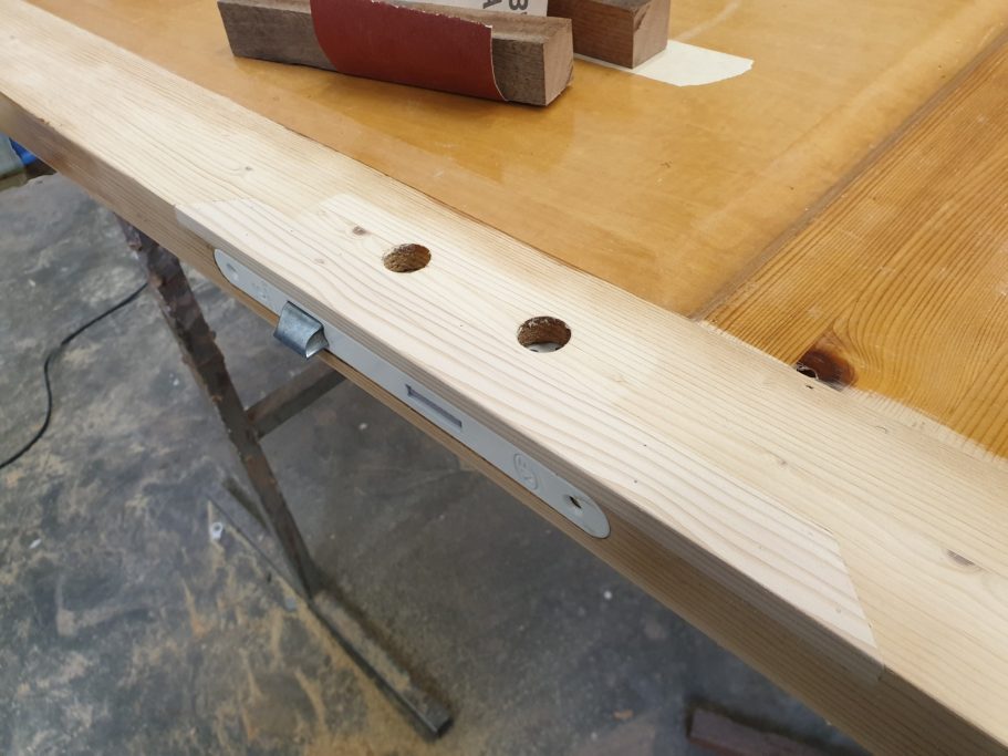 Effraction sur porte bois