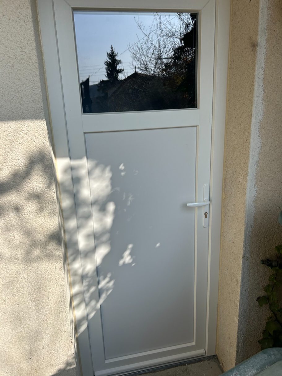 Porte de service PVC vue extérieure
