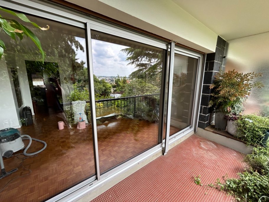 Baie vitrée alu gris anodisé vue extérieure