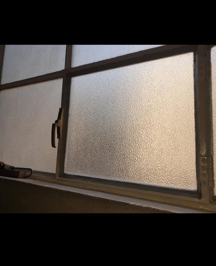 Remplacement simple vitrage mastiqué sur chassis acier avant / après