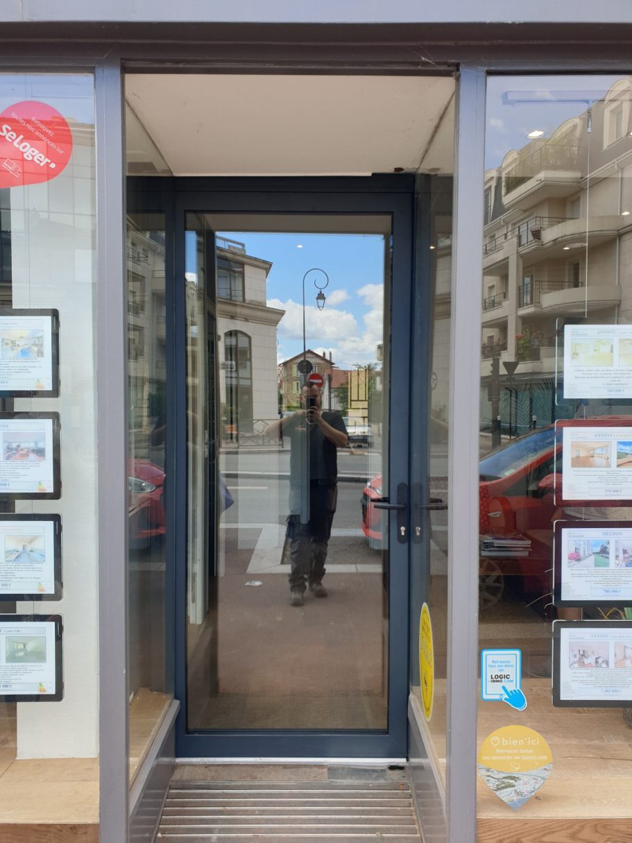 Porte d'entrée agence immobilière vue extérieure avant / après
