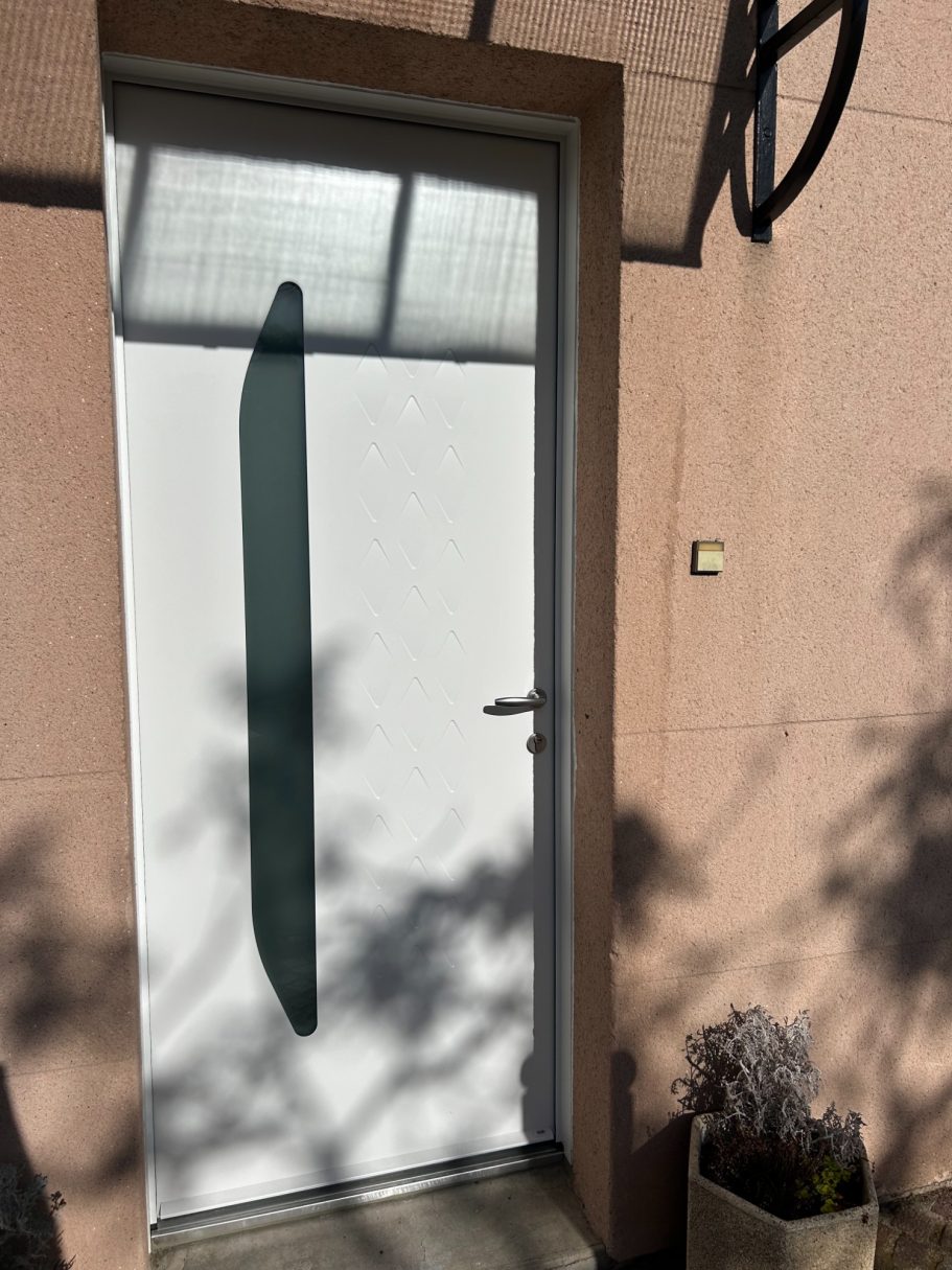 Porte alu avec serrure renforcée vue extérieure