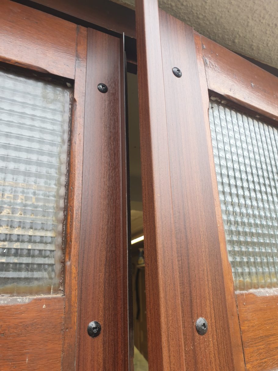 Plat de recouvrement couleur bois et vis indévissables