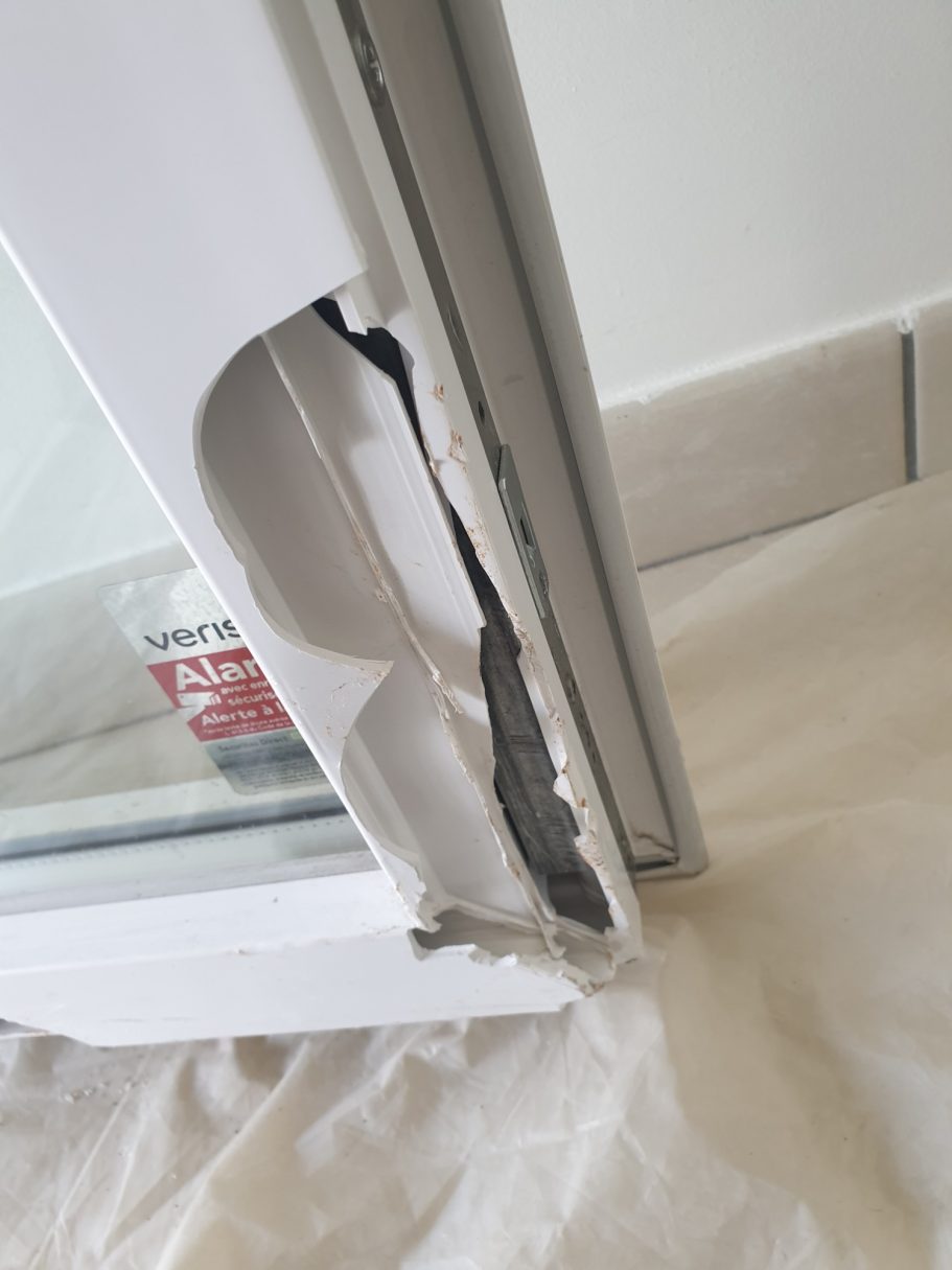 Effraction sur porte-fenêtre PVC avant / après