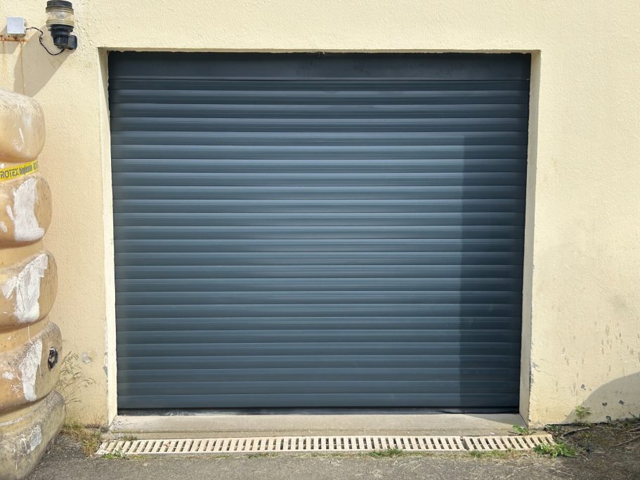Porte de garage enroulable vue extérieure avant après