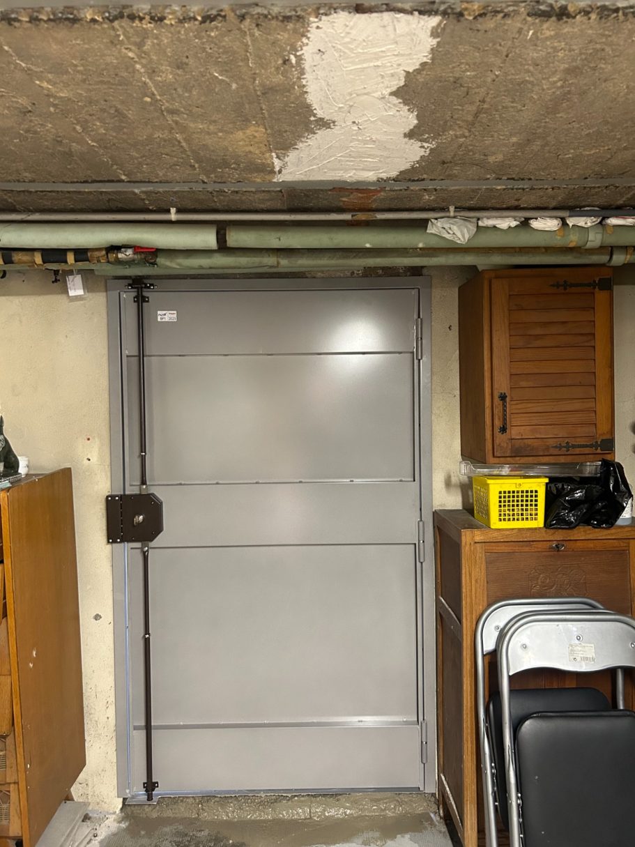 Porte de service blindée vue intérieure avant / après