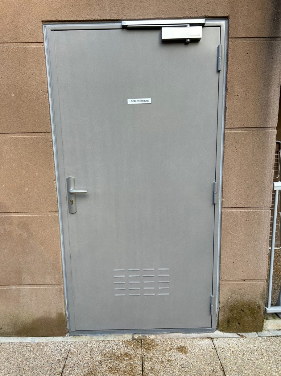 Bloc-porte local technique avant / après